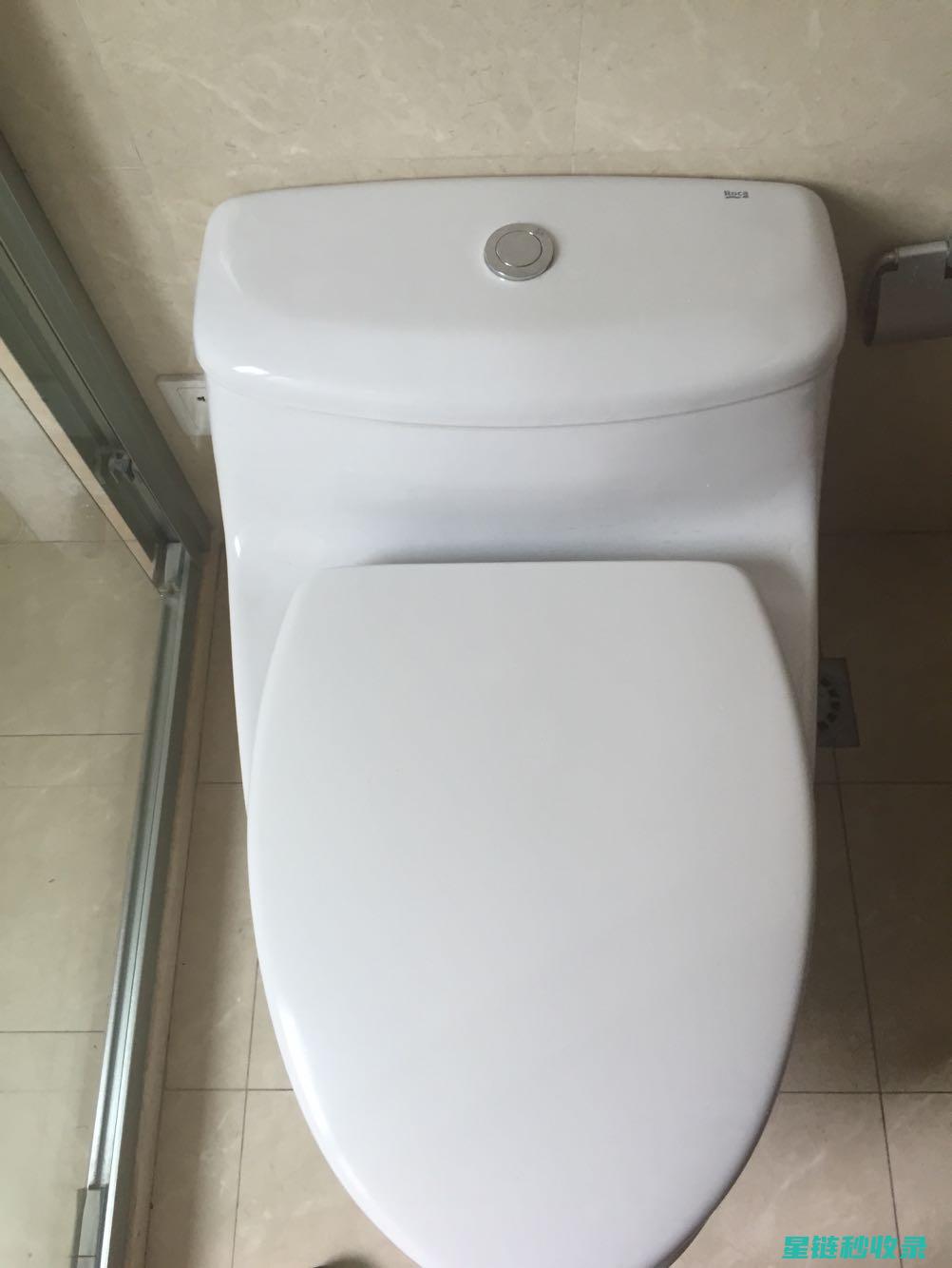马桶水箱清洁与消毒：双重护理让你的卫生间更健康 (马桶水箱清洁剂危害)